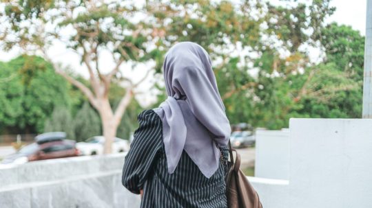 V Rakúsku schválili zákaz nosenia šatiek na školách pre dievčatá do 14 rokov. Rodičom bude hroziť vysoká pokuta