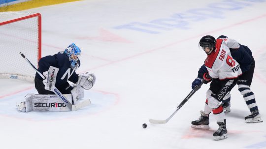 Jasper Patrikainen (Nitra) a Roman Faith (Banská Bystrica) v zápase 31. kola Tipsport ligy