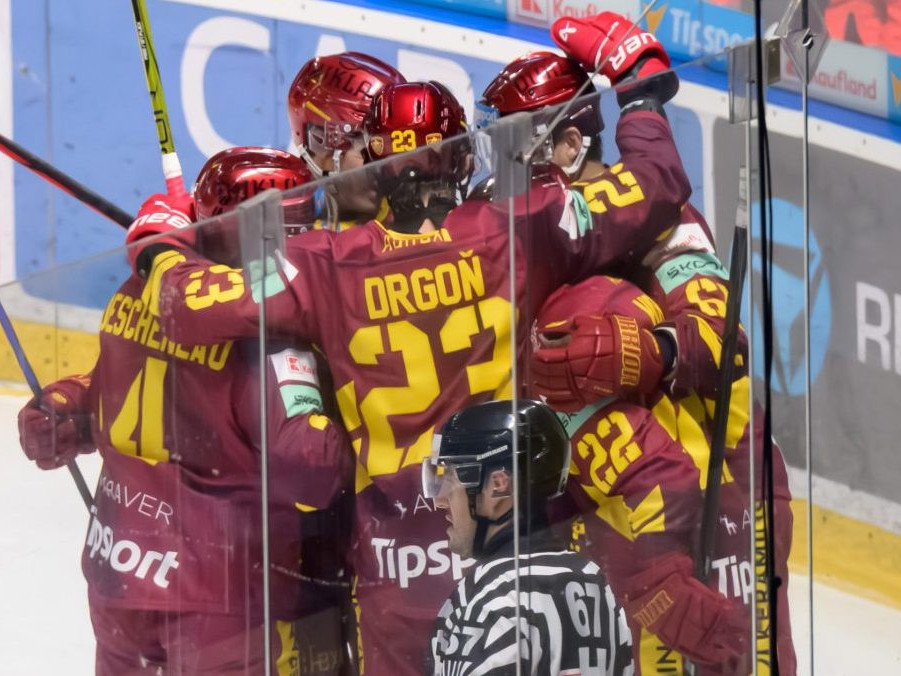 Na snímke hokejisti Trenčína.