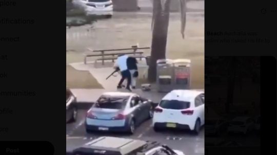 VIDEO: Muž holými rukami spacifikoval ozbrojeného útočníka v Sydney a vytrhol mu zbraň z rúk