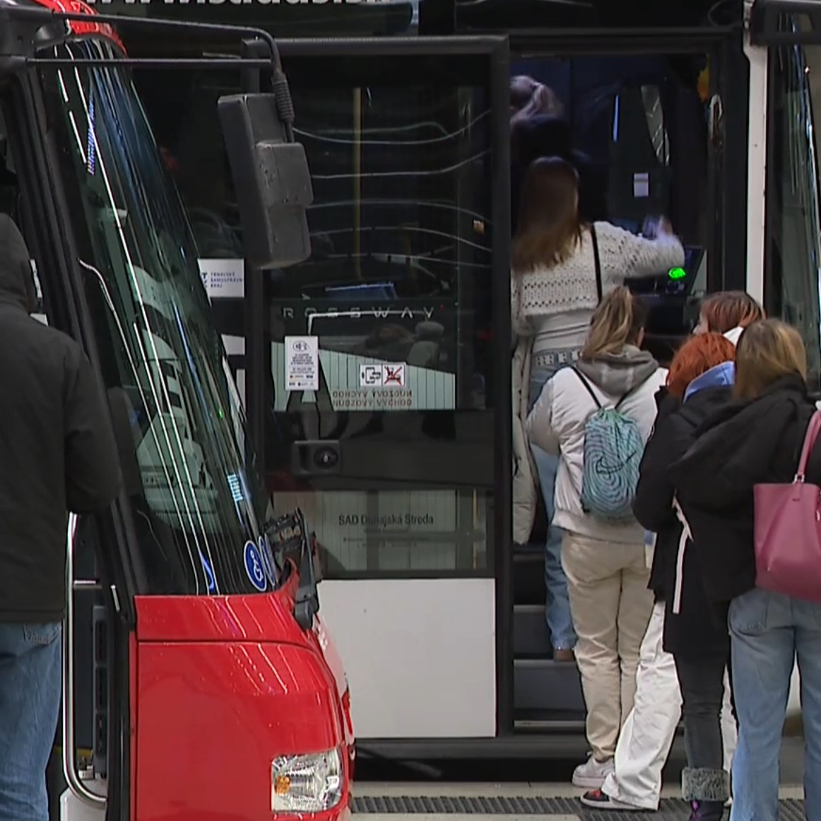 Riešenie problému dopravnej chudoby vidia odborníci v podpore hromadnej a zdieľanej dopravy.