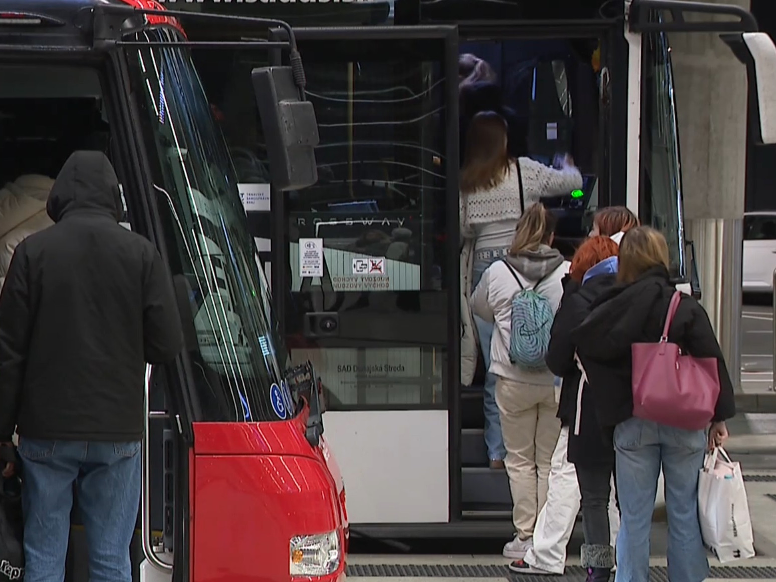 Riešenie problému dopravnej chudoby vidia odborníci v podpore hromadnej a zdieľanej dopravy.