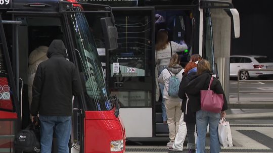 Riešenie problému dopravnej chudoby vidia odborníci v podpore hromadnej a zdieľanej dopravy.