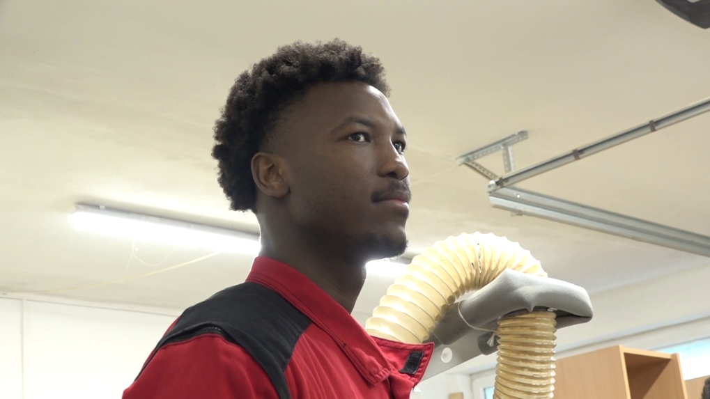 Na snímke je žiak Isa Hasan.