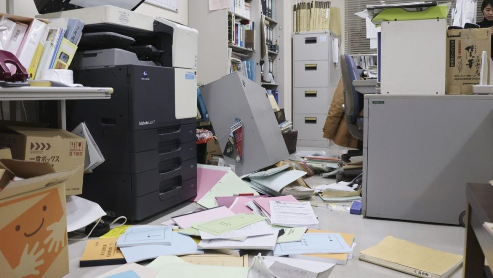 Na snímke škody po prvom zemetrasení v Japonsku.