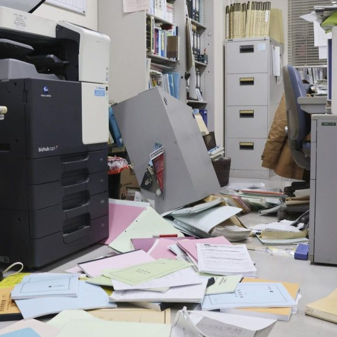 Na snímke škody po prvom zemetrasení v Japonsku.