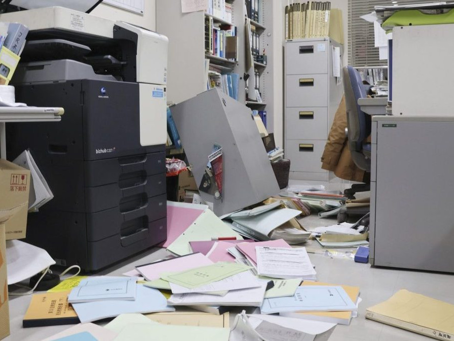 Na snímke škody po prvom zemetrasení v Japonsku.