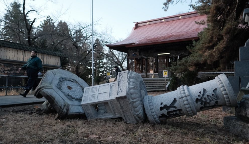 Na snÃƒÂ­mke spadnutÃƒÂ¡ kamennÃƒÂ¡ lampa v Japonsku.