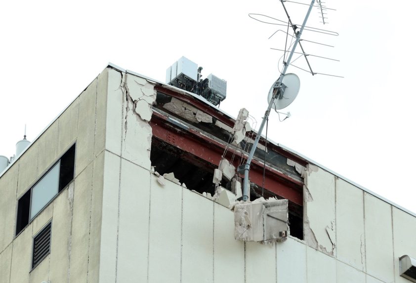 Na snÃƒÂ­mke poÃ…Â¡kodenÃƒÂ¡ stena budovy v Japonsku.