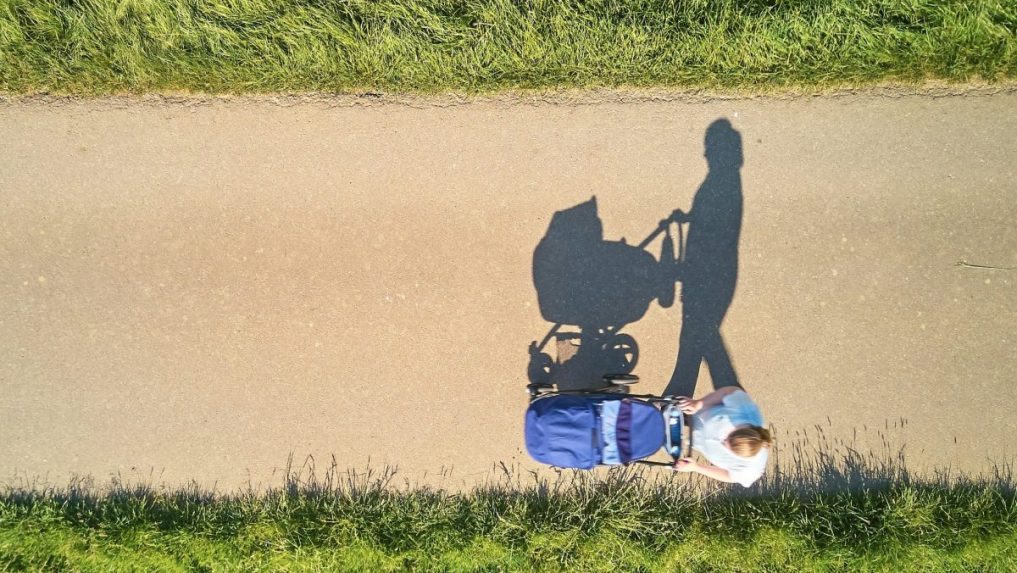 Žena s kočíkom.