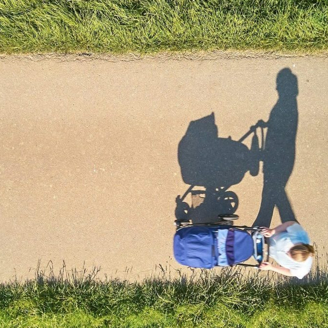 Žena s kočíkom.