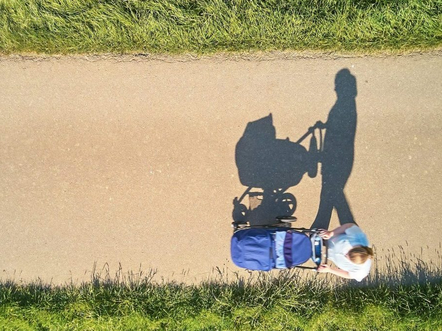 Žena s kočíkom.