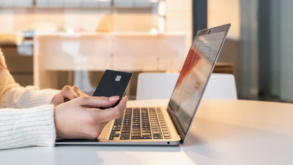 Ilustračná snímka ženy nakupujúcej cez internet.