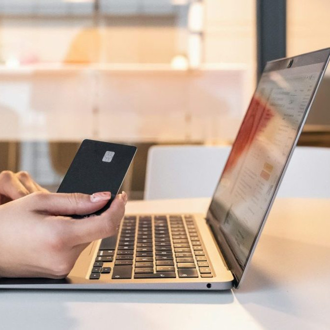 Ilustračná snímka ženy nakupujúcej cez internet.