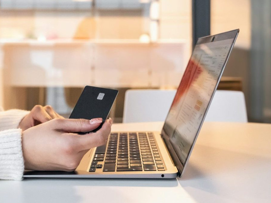 Ilustračná snímka ženy nakupujúcej cez internet.