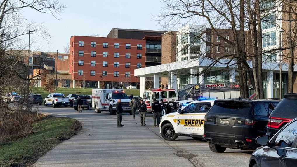 Na snímke polícia pred univerzitou v Kentucky.