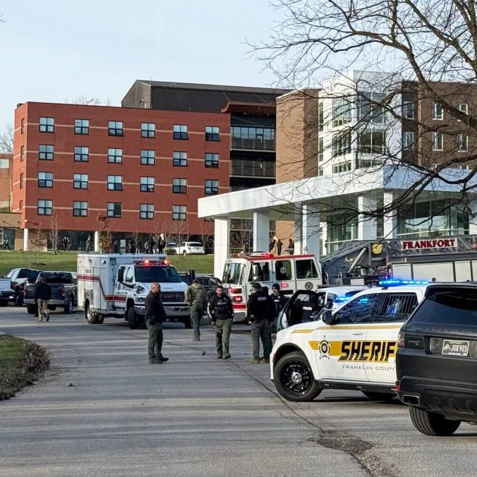 Na snímke polícia pred univerzitou v Kentucky.