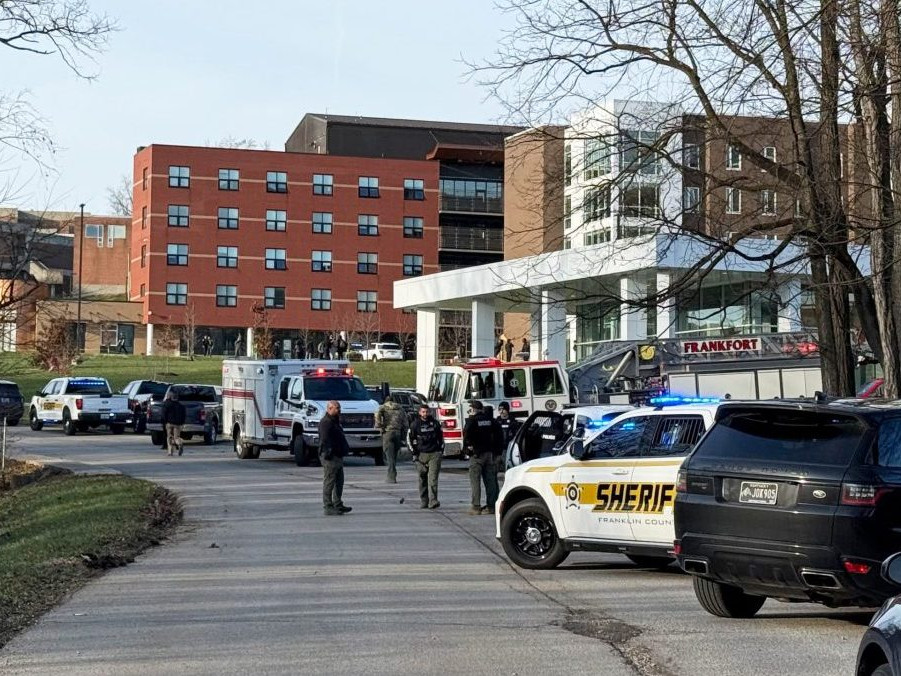 Na snímke polícia pred univerzitou v Kentucky.