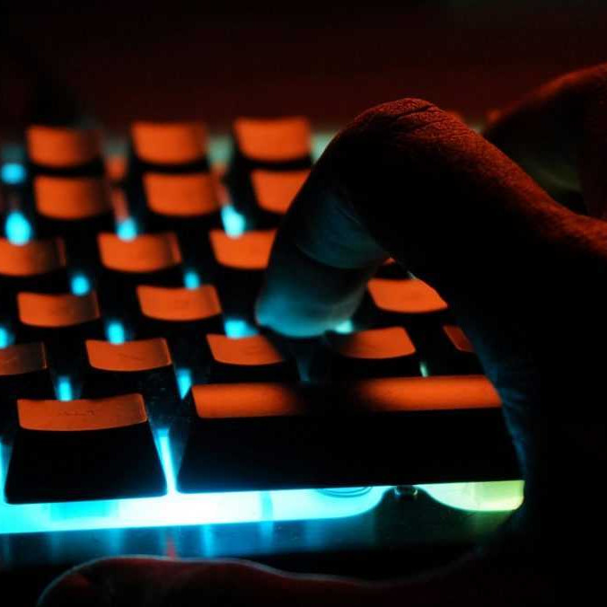 Na ilustračnej snímke ruka na klávesnici.