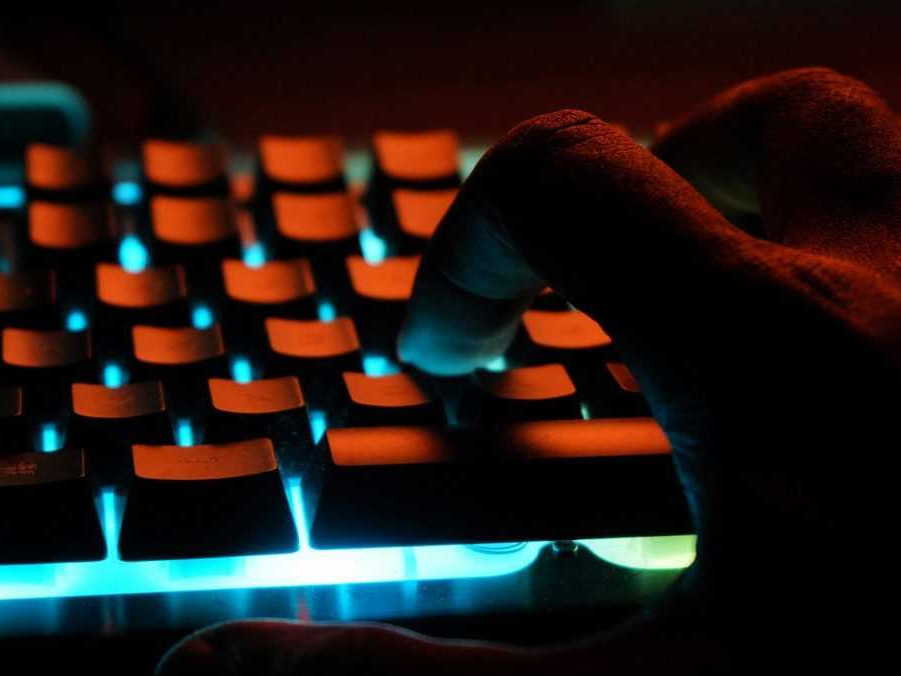 Na ilustračnej snímke ruka na klávesnici.