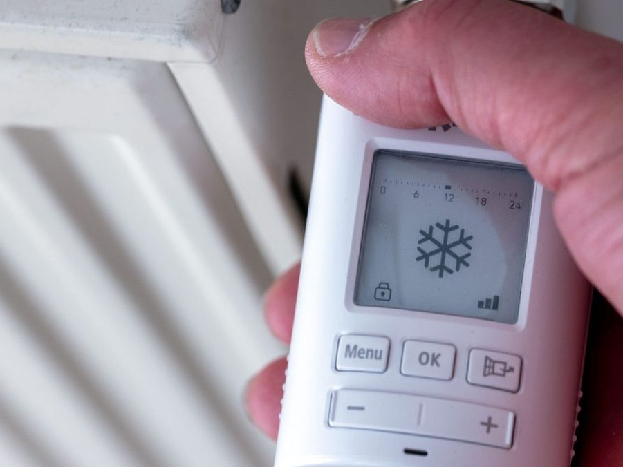 Na ilustračnej snímke termostat na radiátore.