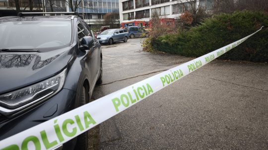 Na snímka policajná páska a zaparkované vozidlá pred budovou v Lužiankach.