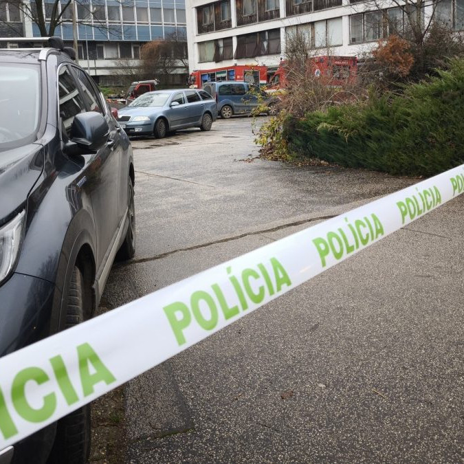 Na snímka policajná páska a zaparkované vozidlá pred budovou v Lužiankach.