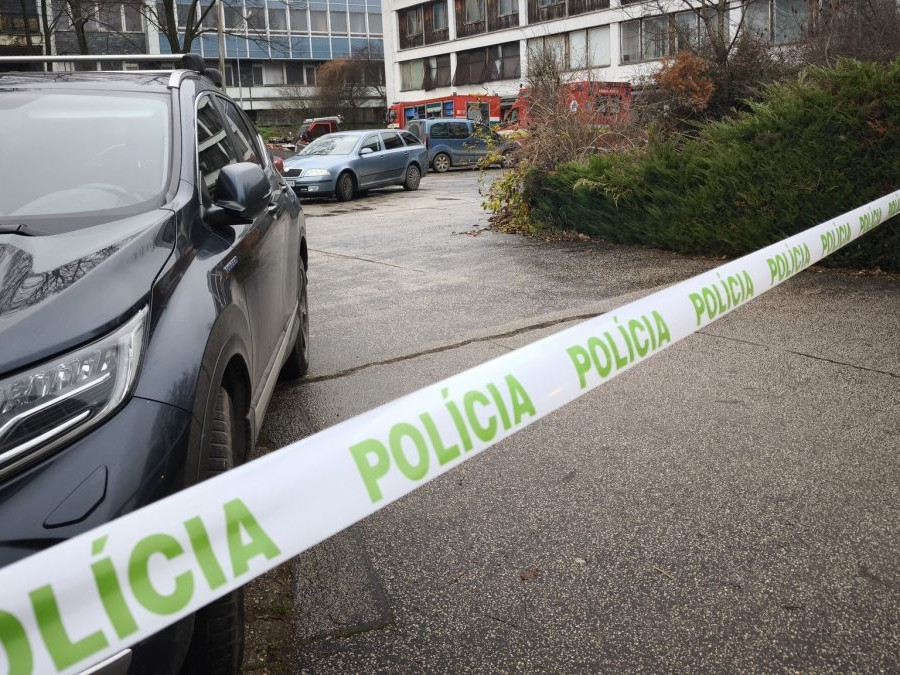 Na snímka policajná páska a zaparkované vozidlá pred budovou v Lužiankach.