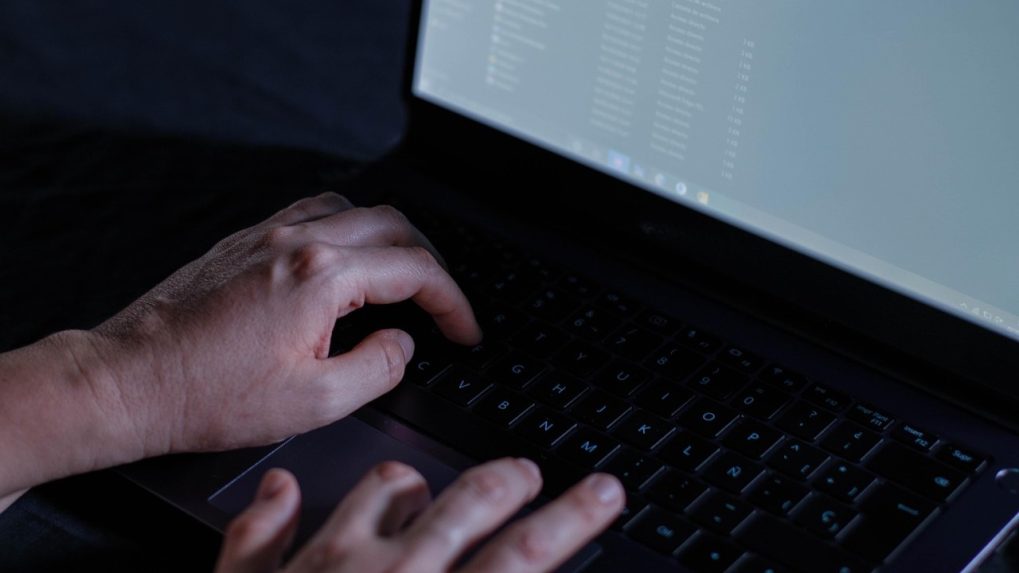 Osoba pracuje s notebookom.