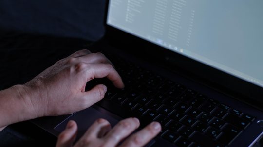 Osoba pracuje s notebookom.