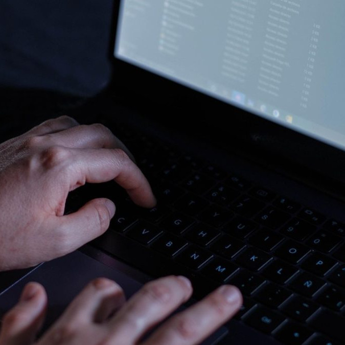 Osoba pracuje s notebookom.