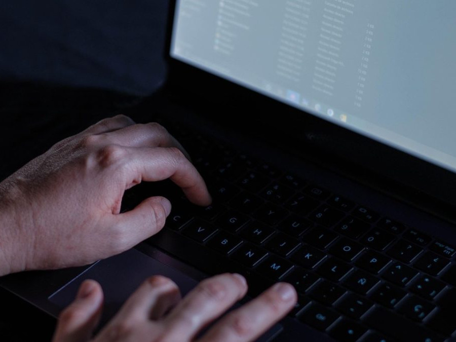 Osoba pracuje s notebookom.