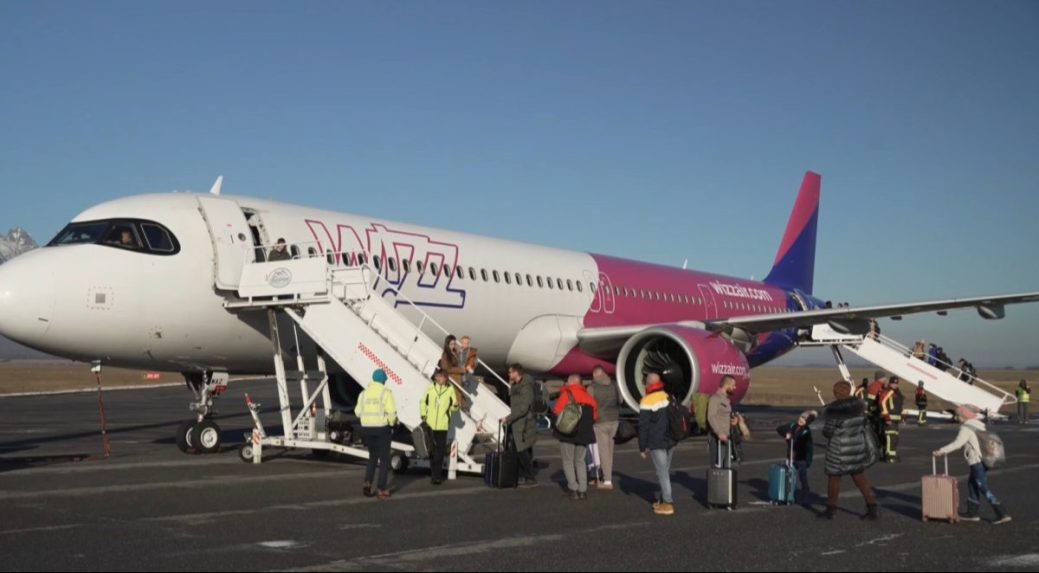 Na snímke cestujúci vystupujú z lietadla v Poprade.