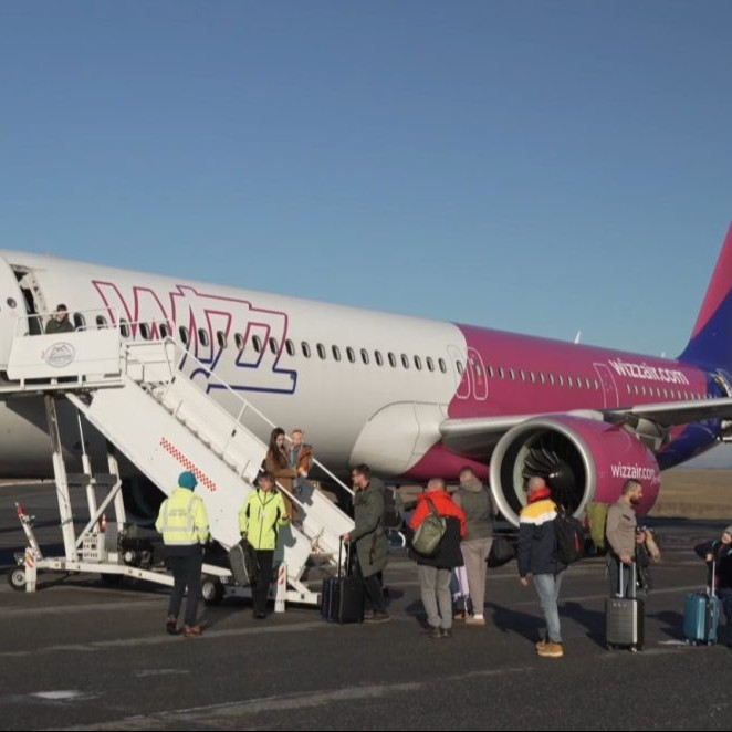 Na snímke cestujúci vystupujú z lietadla v Poprade.