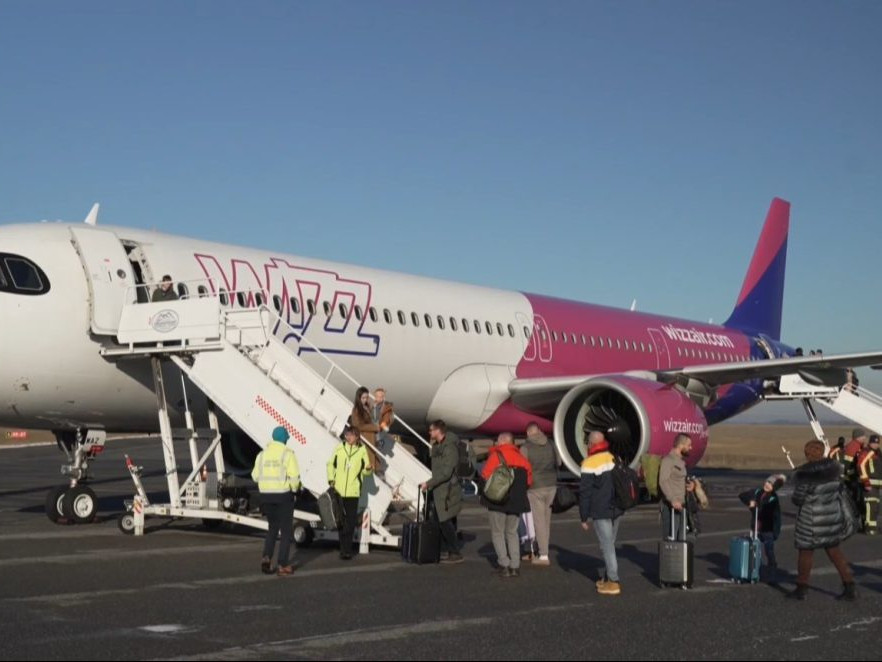 Na snímke cestujúci vystupujú z lietadla v Poprade.