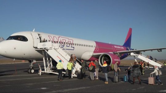 Na snímke cestujúci vystupujú z lietadla v Poprade.