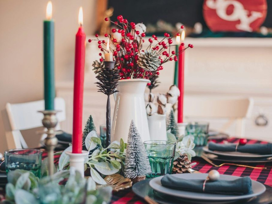 Na snímke stôl s vianočným prestieraním.