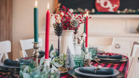 Na snímke stôl s vianočným prestieraním.