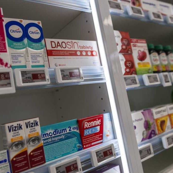 Na ilustračnej snímke lieky v lekárni.