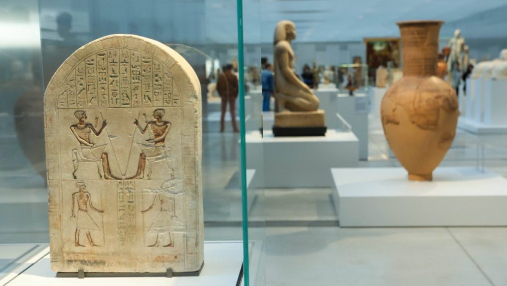 Na ilustračnej snímke egyptská výstava v Louvri.