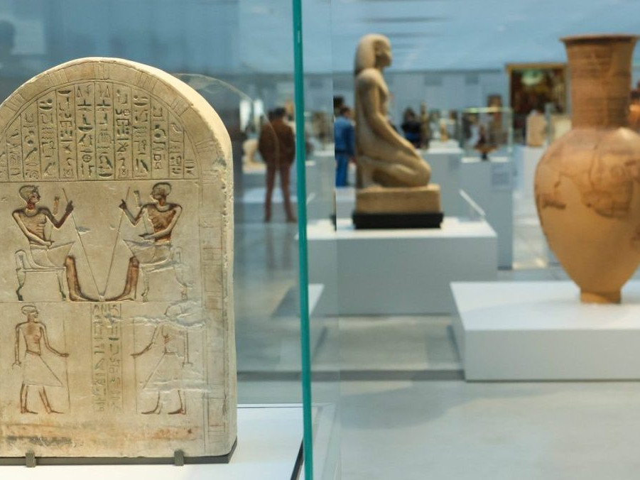 Na ilustračnej snímke egyptská výstava v Louvri.