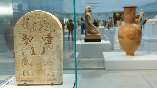 Na ilustračnej snímke egyptská výstava v Louvri.