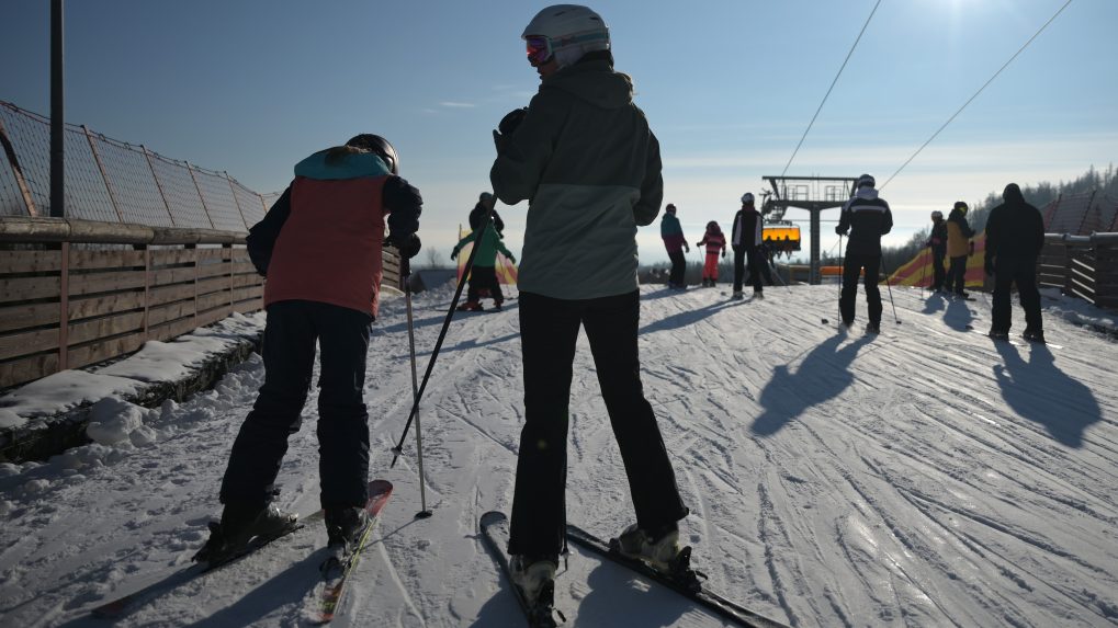 Na snímke lyžiarske stredisko v Tatranskej Lomnici a lyžiari.