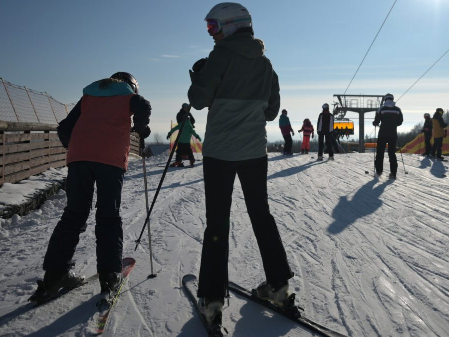 Na snímke lyžiarske stredisko v Tatranskej Lomnici a lyžiari.