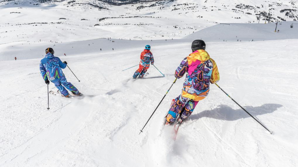 Na snímke sú traja lyžiari na svahu.