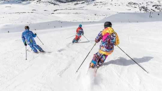 Na snímke sú traja lyžiari na svahu.