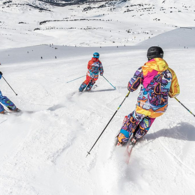 Na snímke sú traja lyžiari na svahu.
