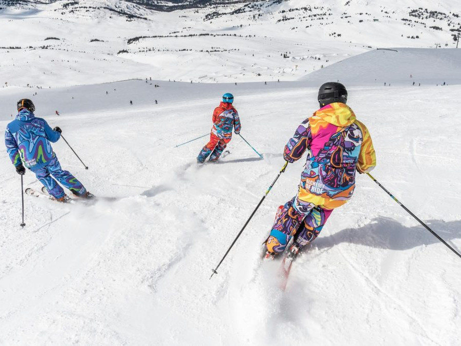 Na snímke sú traja lyžiari na svahu.