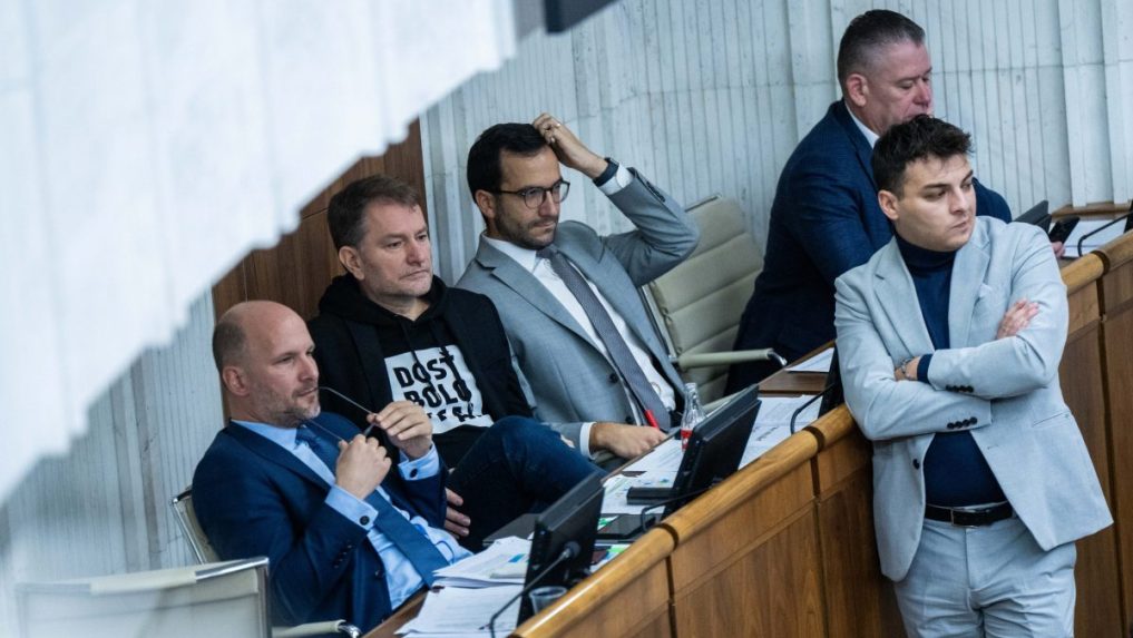 Na snímke opoziční poslanci z Hnutie Slovensko v parlamente.