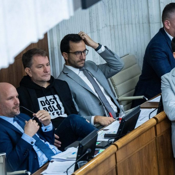 Na snímke opoziční poslanci z Hnutie Slovensko v parlamente.